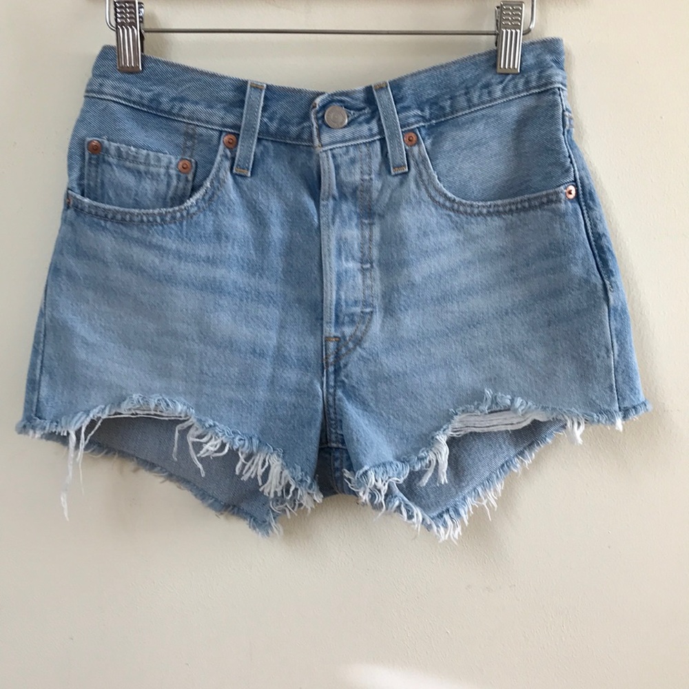 Levi’s Premium jean shorts Sz 26 Daisy Dukes raw hem jean Shorts distressed - Picture 1 of 16